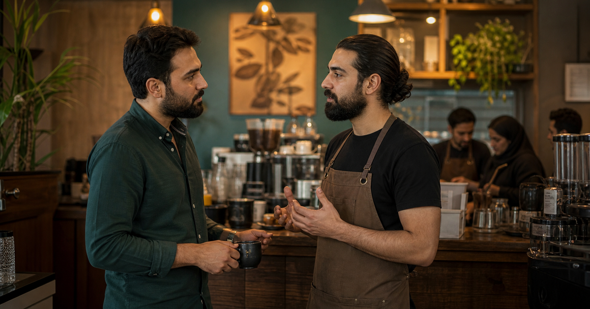 مدیر کافه در گفت‌وگوی صمیمی و حرفه‌ای با یکی از کارکنان برای حل مسائل کاری